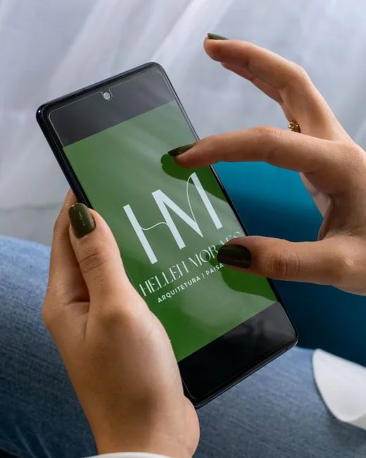 home-img Un ordinateur portable posé sur un lit affichant un logiciel de web design, pour composer un coin de travail confortable.
